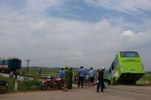 Xe chở cán bộ Lạng Sơn đi tham quan bị tàu hỏa đâm
