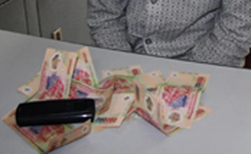 Nhờ người bán hoa quả cảnh giác cao, bắt gọn đối tượng "tiêu" tiền giả