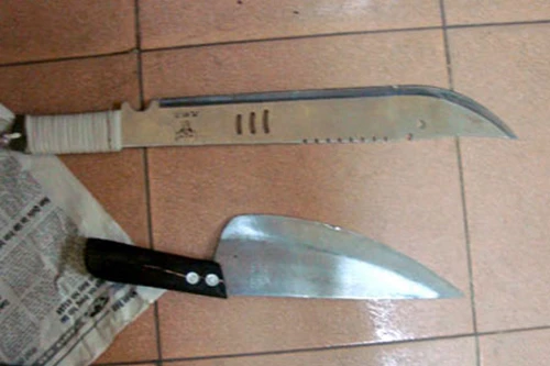 Say rượu cầm dao giết bố