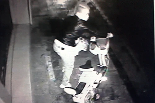 Xem tên trộm bình thản dắt xe đạp điện rồi tự ngã