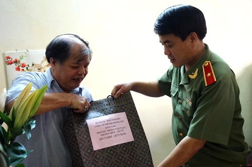 Giám đốc CATP Hà Nội thăm hỏi, tặng quà các đồng chí thương binh, thân nhân liệt sỹ là đồng bào Công giáo