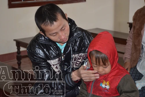 Rớt nước mắt nhìn cảnh cha con tại một phiên toà