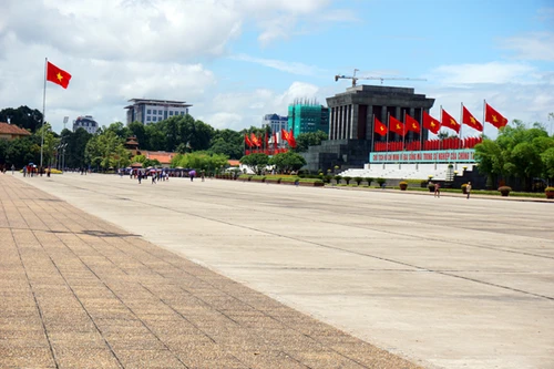 Hàng nghìn người xếp hàng vào Lăng viếng Bác trong ngày Quốc khánh 2-9