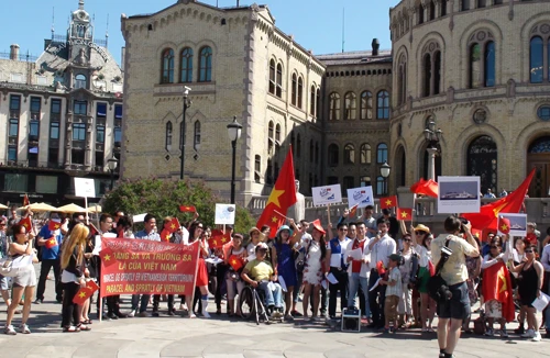 Người Việt ở Na Uy biểu tình chống Trung Quốc vi phạm vùng biển chủ quyền Việt Nam
