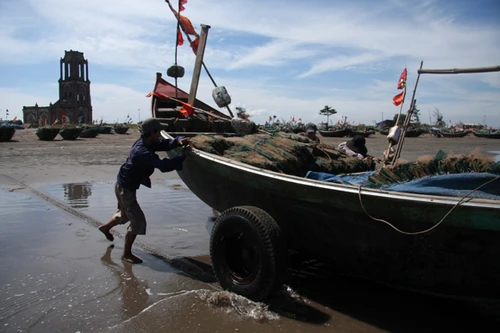 Nước biển xâm thực đã “giật” đổ tháp chuông biển Hải Hậu 