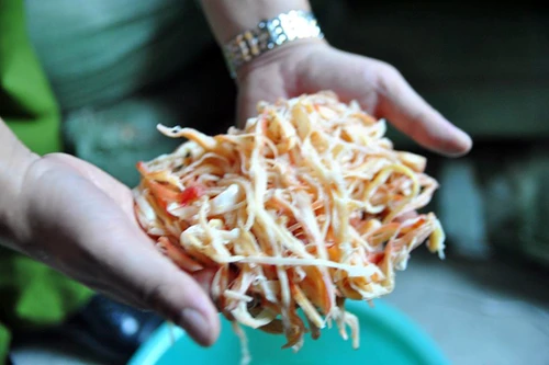 Choáng với mực xé nhỏ: đốt khét lẹt, kéo co giãn như cao su 