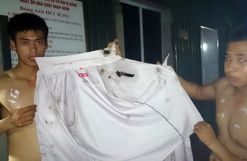 Xe chở dung dịch (nghi axít) bỏ chạy, bắn tung tóe gây bỏng nhiều người