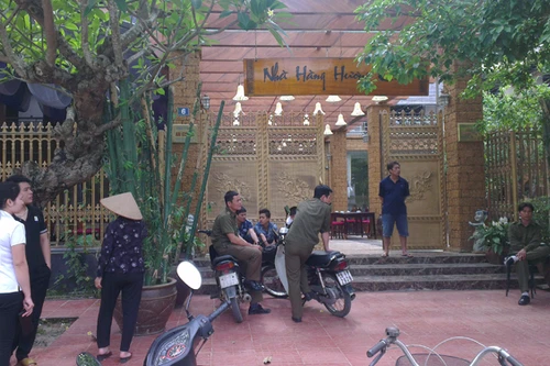 Một giám đốc chết trong tư thế treo cổ