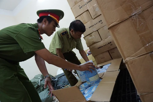  Tạm giữ gần 500 hộp sữa bột trẻ em mang nhãn mác Nhật Bản