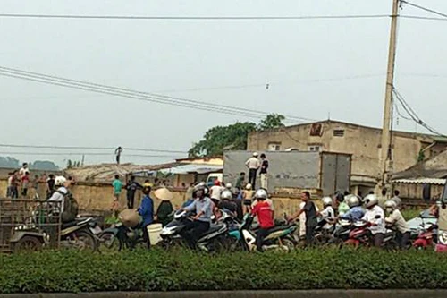 Điện phóng chết người đàn ông đứng trên nóc ô tô