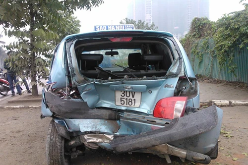 Chiếc xe ô tô “hãm phanh” bằng… cột điện