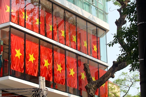 Treo cờ Tổ quốc để phản đối hành động sai trái của Trung Quốc