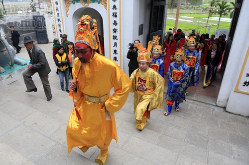 “Vua sống” chao đảo trên kiệu trong tiết trời giá lạnh