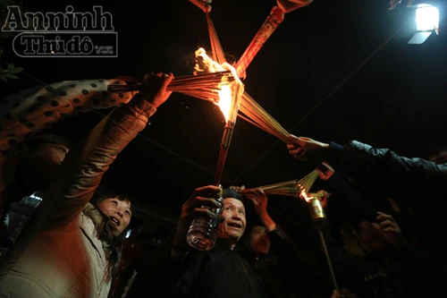 Lạ lùng tục "tiếp lửa", chạy thật lực về nhà cho may mắn đầu Xuân