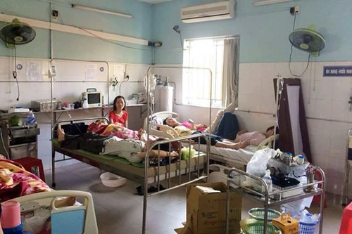 170 công nhân nhập viện cấp cứu sau khi ăn cơm hộp