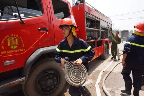 Kho cồn cháy lớn, nhà xưởng bị thiêu rụi