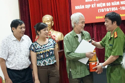 8 hộ dân được nhận tiền hỗ trợ và thiết bị PCCC 