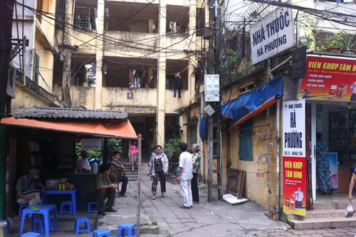 Một phụ nữ nhảy từ tầng 3 xuống đất, nghi tự tử