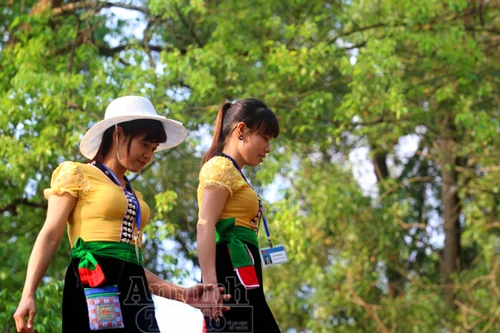 Bài 4: Nơi hoa ban nở thành người con gái Thái