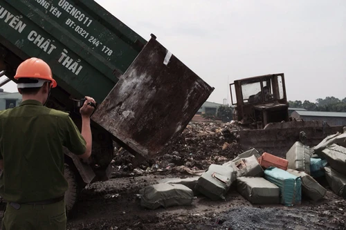 Tiêu hủy hơn 10 tấn ô mai bẩn in nhãn mác Trung Quốc