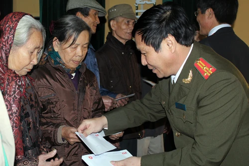 Mang quà Tết đến gia đình chính sách, hộ nghèo Kinh Môn, Hải Dương