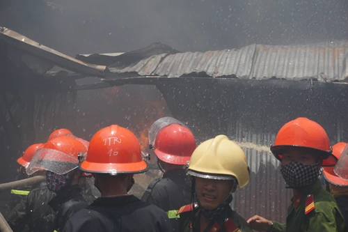 Cháy lớn tại Tổng kho Nam sông Hồng, nhiều tiếng nổ phát ra