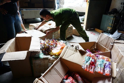 Bắt giữ lô giày, dép nghi nhái thương hiệu nổi tiếng