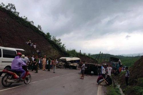 Xe khách đấu đầu container, 7 người thương vong