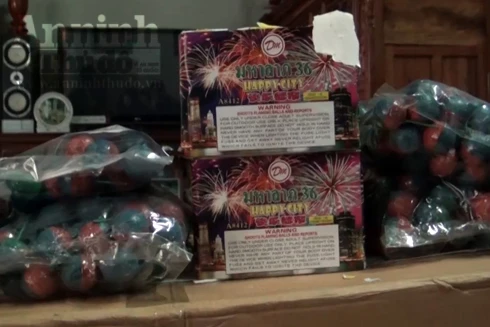 Bắt giữ đối tượng tàng trữ trái phép gần 2.000 quả pháo lậu