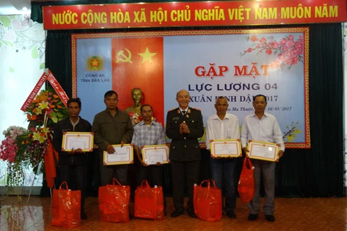 Công an tỉnh Đắk Lắk gặp mặt quần chúng tiêu biểu ở các buôn làng