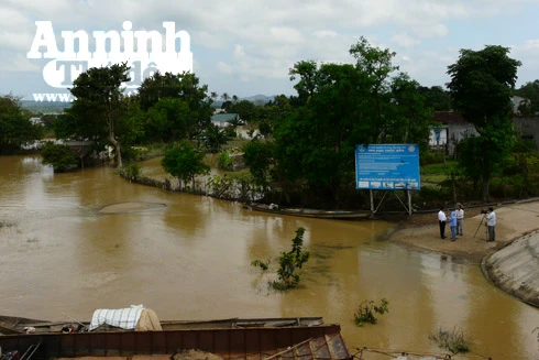 Lật thuyền trên sông Krông Na, 2 người chết, 1 người mất tích