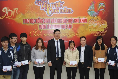 Cựu sinh viên KTX Mễ Trì "Nối yêu thương" tới các sinh viên nội trú