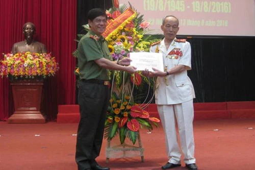 Mỗi cán bộ, sỹ quan hưu trí luôn là tấm gương sáng