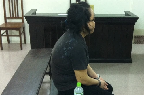 Cụ bà lưng còng khóc không thành tiếng vì đứa cháu gái… hư thân