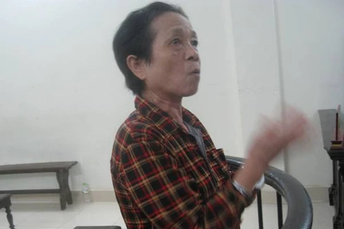 Người đàn bà đâm cán bộ tiếp dân "nổi loạn", tòa án phải… "bó tay"