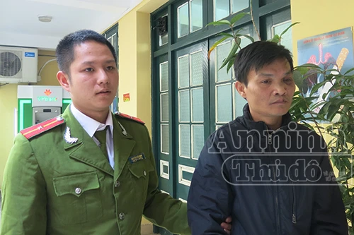 Trốn viện tâm thần, mang theo súng K59 đề phòng bị... "chơi"