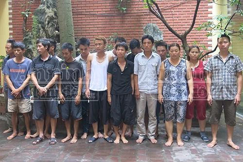 “Phi thân” từ tầng 2 như phim hành động, 6 con bạc gãy chân