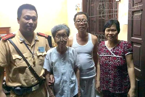 CSGT tìm nhà giúp cụ bà 83 tuổi bị lẫn trí nhớ