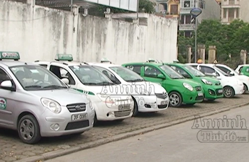 Hà Nội: “Taxi dù” hết cửa làm ăn bên ngoài bến