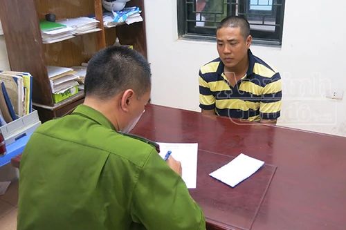 Mang theo ma túy, thanh niên đầu trọc run bần bật khi gặp “141”