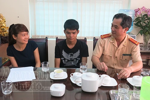 Không tìm được nơi trọ thi, mẹ con sĩ tử được CSGT đưa về trụ sở ở tạm