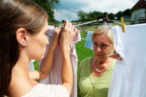 Mẹ chồng mất, con dâu… 75 tuổi hóa điên rồi chết theo