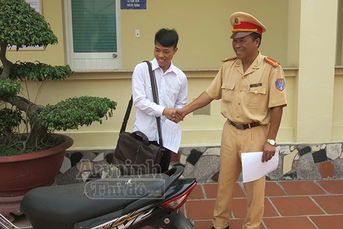 Vui mừng nhận lại xe máy sau 6 năm bị mất cắp