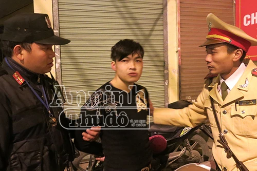 Đang cai nghiện heroin lại mua ma túy đá về sử dụng