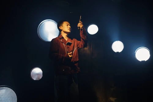 Đinh Tiến Đạt ra mắt “Ta còn dại khờ”: Bản ballad chạm đến tuổi trẻ đã ngủ quên