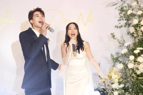 Anh Tú- Diệu Nhi tình tứ song ca trong tiệc cưới ở Hà Nội 