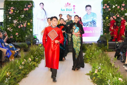 Minh Châu mang BST áo dài mới sang Mỹ, xúc động trước tình cảm khán giả