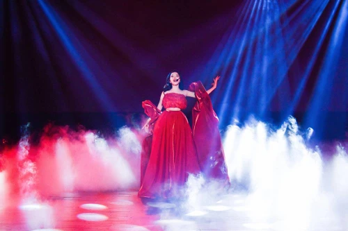 Chi Pu tái hiện sân khấu “Đoá hoa hồng” từng gây “sốt” tại “Đạp gió 2023” 