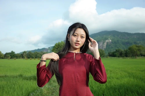 Mai Cát Vi và chị gái buồn vì không đủ tuổi xem phim do mình đóng