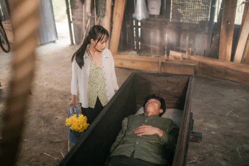 Quốc Trường nhớ đời với trải nghiệm nằm trong quan tài khi đóng phim